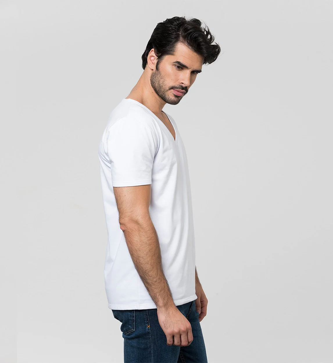 Camiseta Antisudor MaxDry Cuello V Grande Blanco Protección Axilar Extra - Image 3