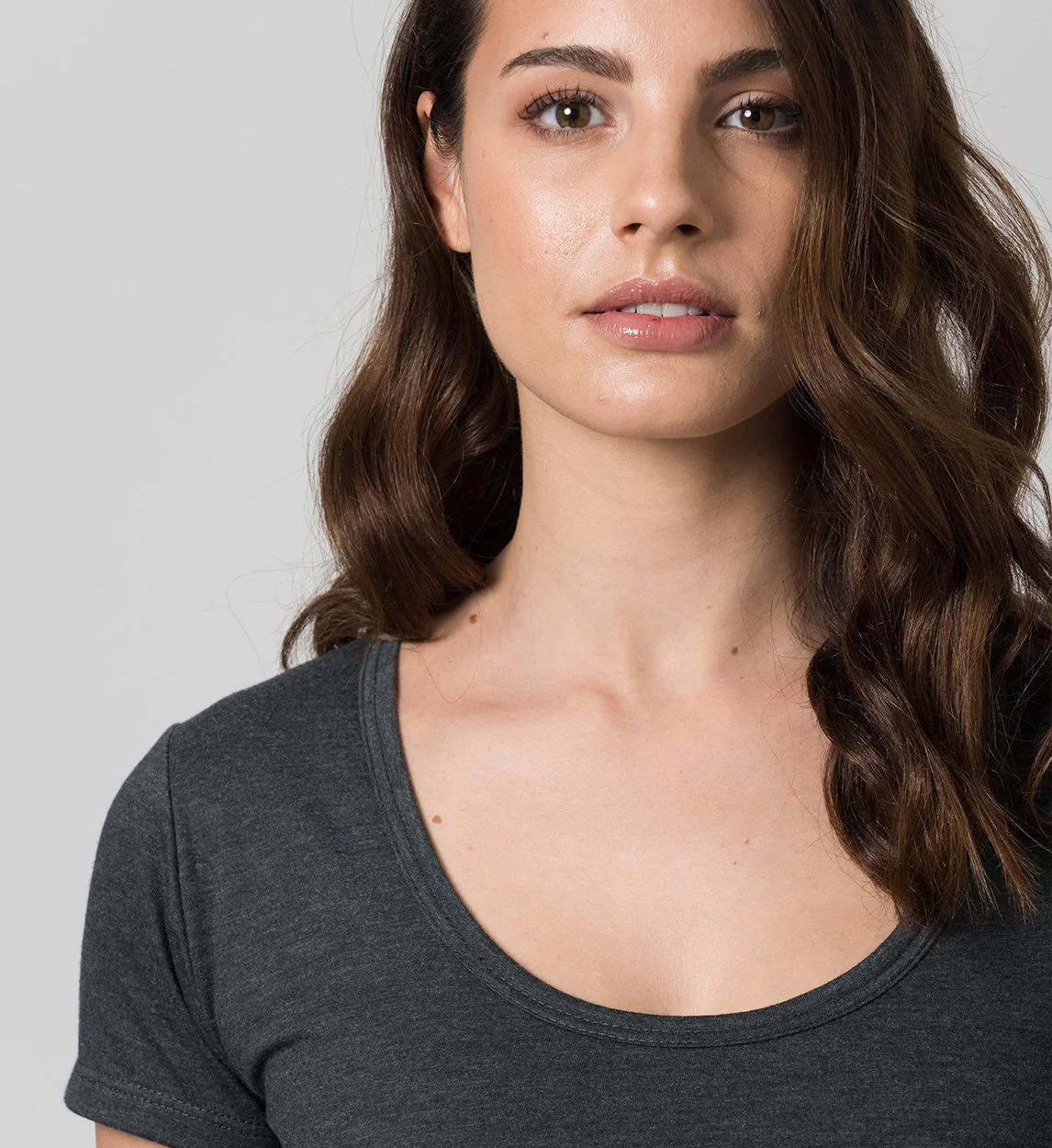Camiseta mujer antisudor cuello escotado Gris Marengo - Image 3
